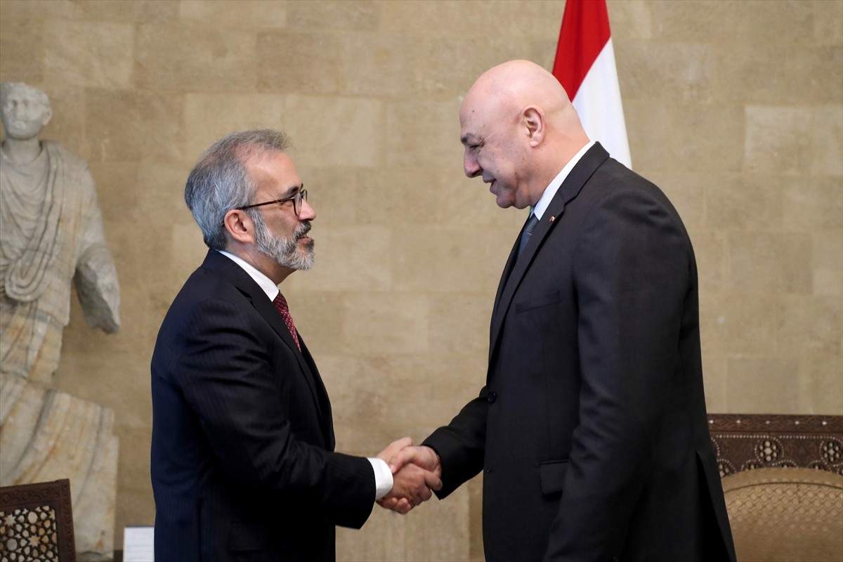 Lübnan Cumhurbaşkanı Joseph Avn (sağda), Portekiz Dışişleri Bakanı Paulo Rangel'i (sol 2) başkent...