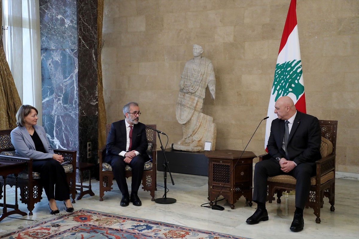 Lübnan Cumhurbaşkanı Joseph Avn (sağda), Portekiz Dışişleri Bakanı Paulo Rangel'i (sol 2) başkent...