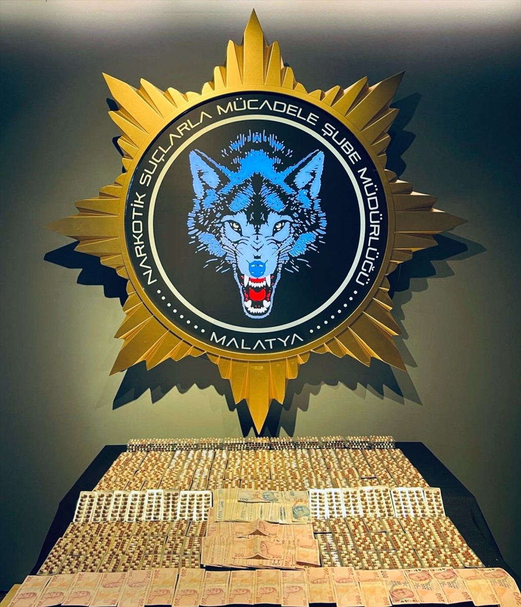 Malatya'da uyuşturucu satıcılarına yönelik operasyonda gözaltına alınan 8 şüpheliden 6'sı...