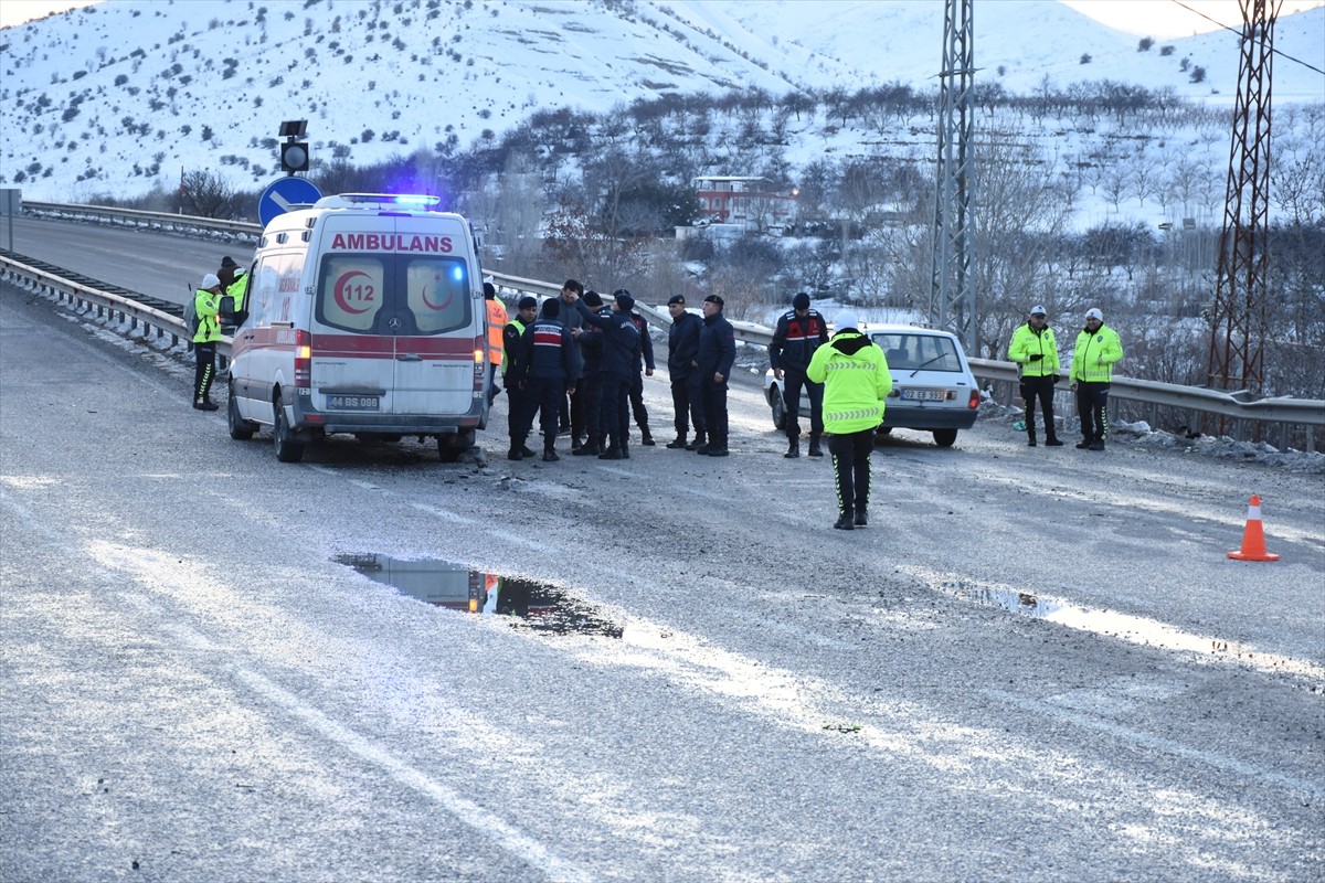 Malatya'nın Doğanşehir ilçesinde yolcu minibüsünün devrilmesi sonucu 8 kişi yaralandı.  İhbar...