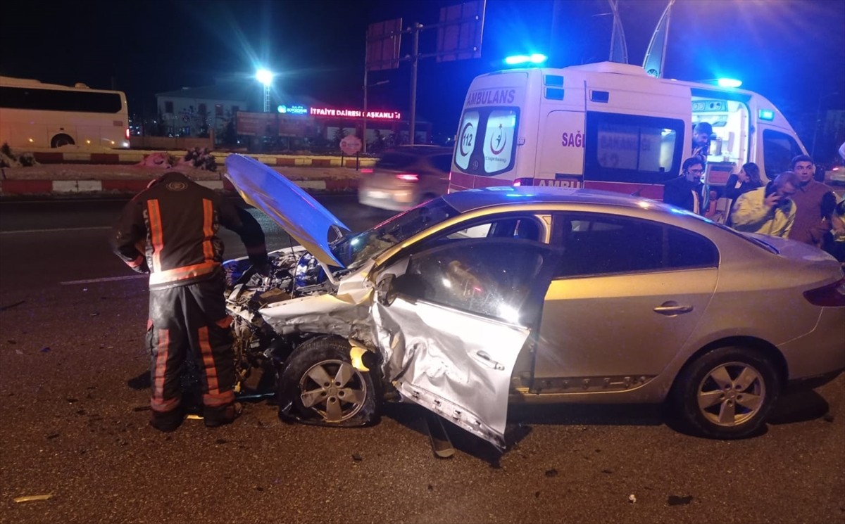 Malatya'nın merkez Yeşilyurt ilçesinde iki otomobilin çarpışması sonucu 5 kişi yaralandı. Kaza...