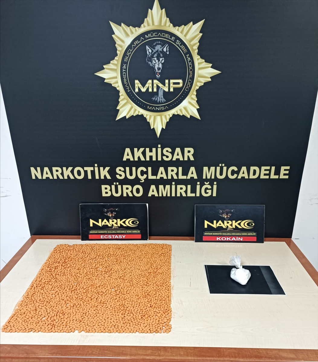  Manisa'nın Akhisar ilçesinde düzenlenen uyuşturucu operasyonunda gözaltına alınan 4 şüpheliden...