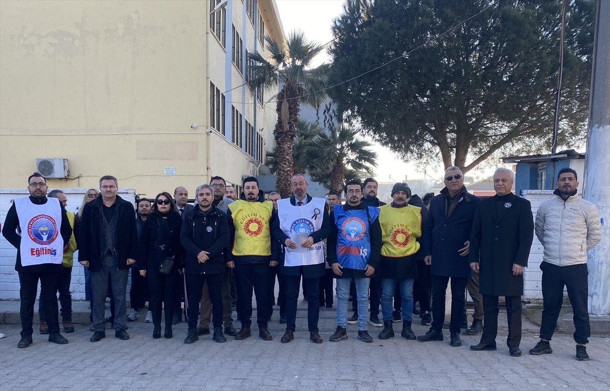 Manisa'nın Alaşehir ilçesinde, okulda öğretmenin darbedilmesiyle ilgili gözaltına alınan 2 kişi...