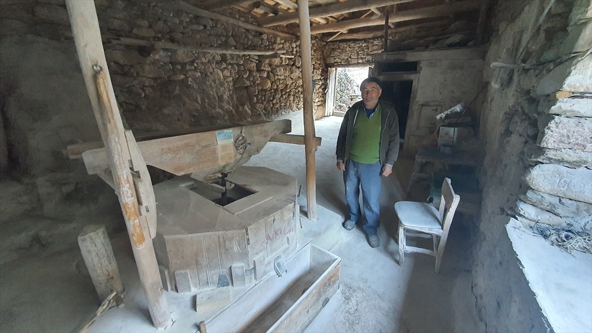 Manisa'nın Demirci ilçesindeki yaklaşık 200 yıllık su değirmeni, üzerinde kurulu olduğu derede su...