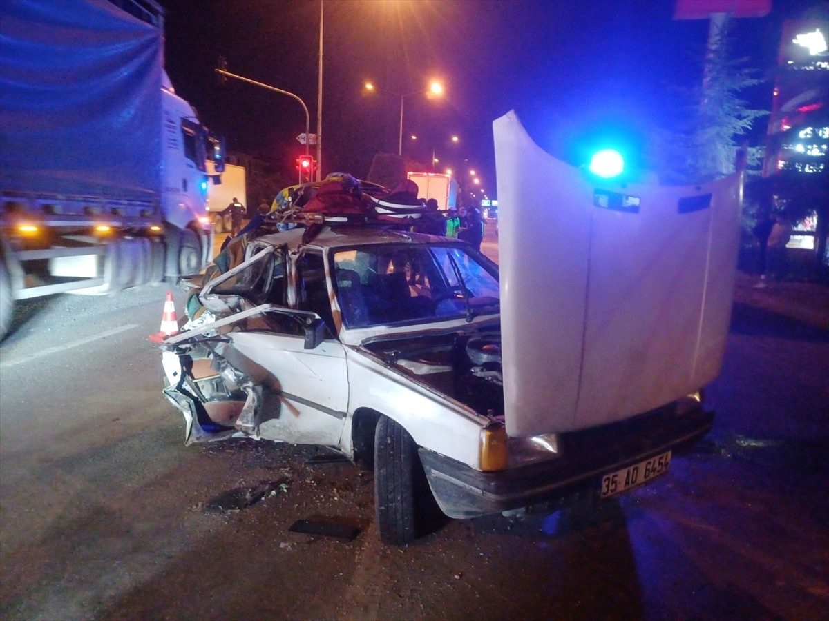 Manisa'nın Salihli ilçesinde iki otomobilin çarpışması sonucu 5 kişi yaralandı. İhbar üzerine olay...