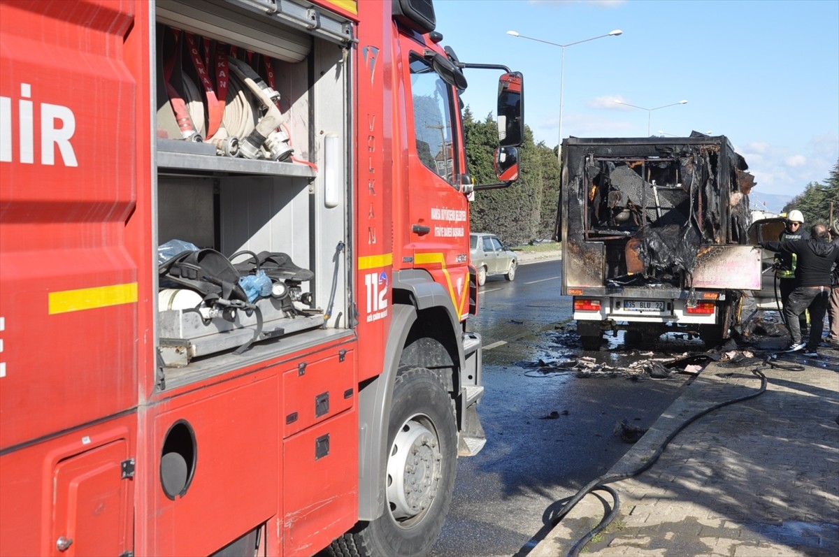 Manisa'nın Salihli ilçesinde seyir halindeyken alev alan kamyonetteki yangını itfaiye...