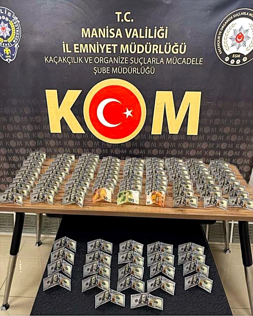 Manisa'nın Şehzadeler ilçesinde sahte parayla yakalanan 2 zanlı tutuklandı. Şüphelilerin...