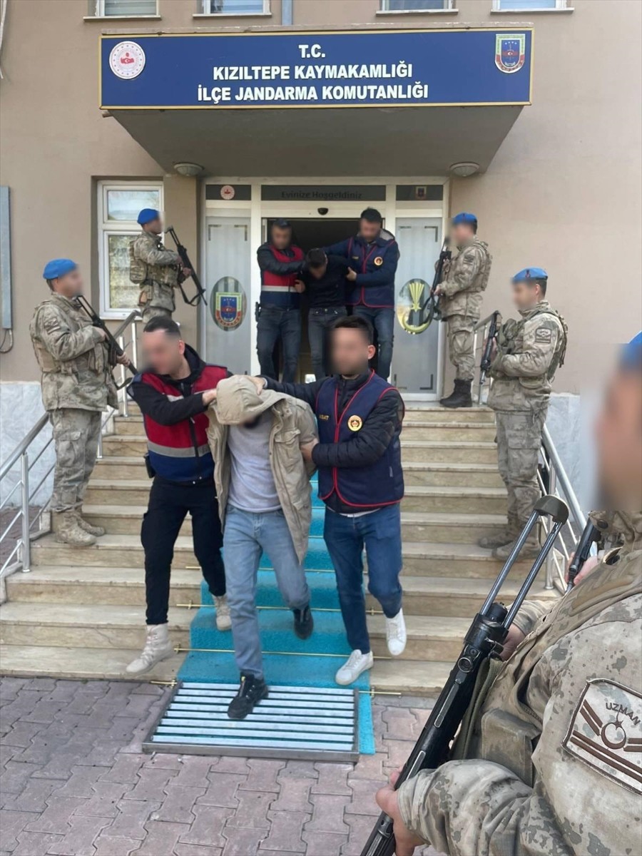 Mardin'in Kızıltepe ilçesinde geçen yıl 2 kişinin silahla öldürülmesine ilişkin yakalanan 4...