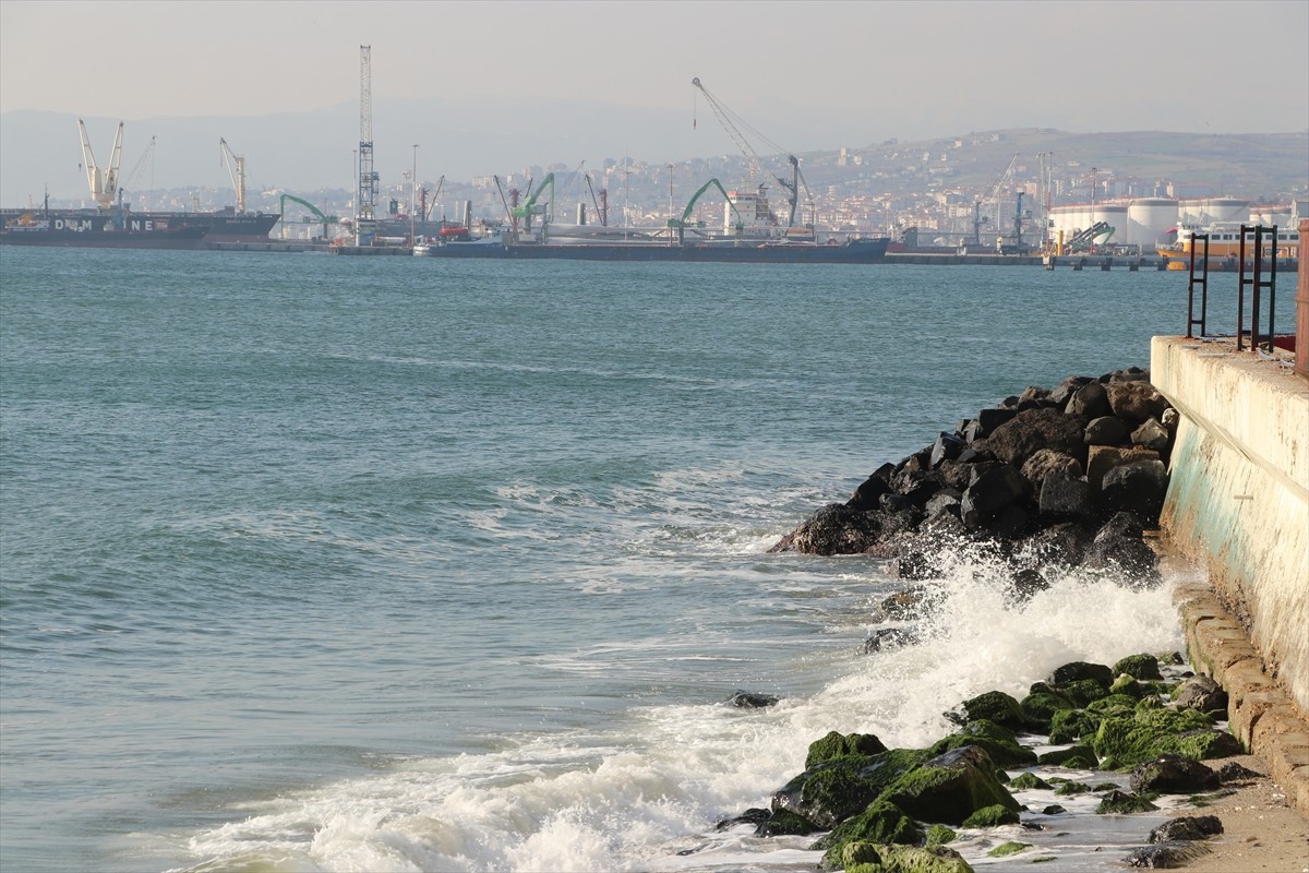 Marmara Denizi'nde etkili olan ve hızı zaman zaman saatte 40 kilometreye ulaşan poyraz...