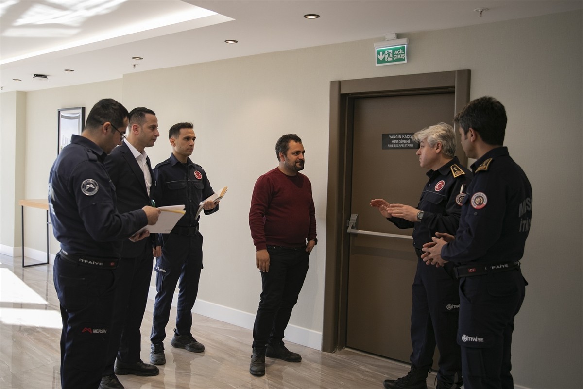 Mersin'de itfaiye ekipleri yangın riskine karşı otellerde denetim yaptı. Ekipler, tesislerin...