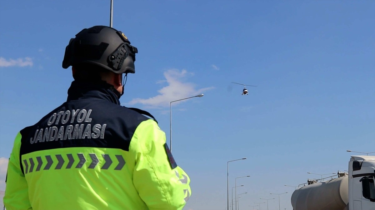 Mersin'de jandarma ekiplerinin cayrokopter destekli trafik denetiminde 26 sürücüye para cezası...