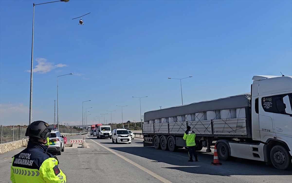 Mersin'de jandarma ekiplerinin cayrokopter destekli trafik denetiminde 26 sürücüye para cezası...