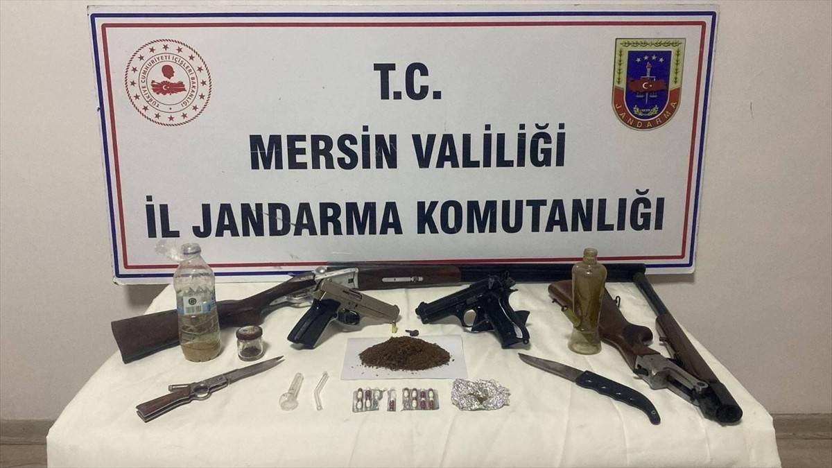 Mersin'de uyuşturucu operasyonunda gözaltına alınan 4 zanlıdan 3'ü tutuklandı. Adreslerde 3 bin...