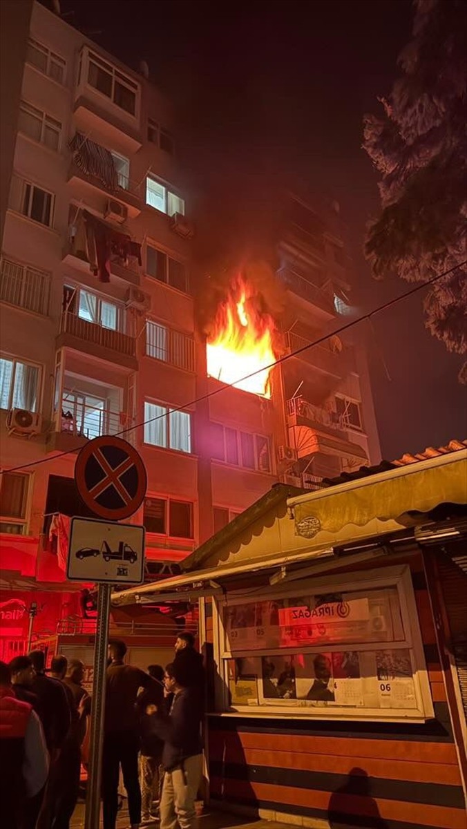 Mersin'in Akdeniz ilçesinde yangın çıkan evdeki 1 kişi hayatını kaybetti. Olay yerine itfaiye...