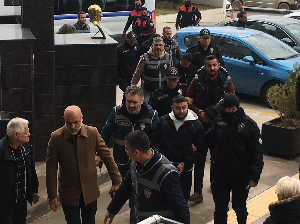 Mersin'in Erdemli ilçesinde esnaftan haraç isteyip iş yerlerini kurşunladıkları gerekçesiyle...