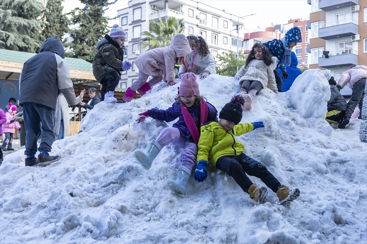 Mersin'in Mezitli ilçesinde belediye, kar yağmayan mahallelerdeki öğrencilerin eğlenebilmesi için...