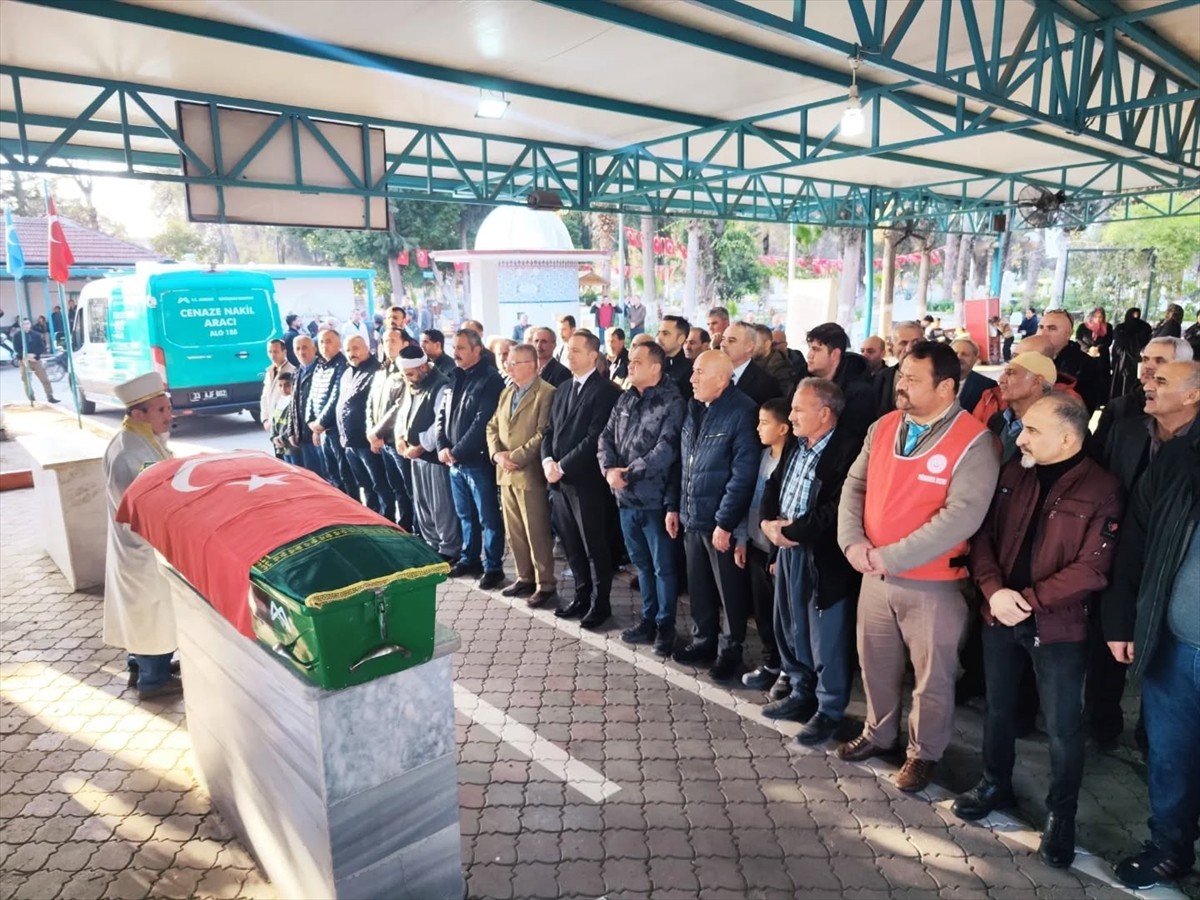 Mersin'in Tarsus ilçesinde 71 yaşında vefat eden Kıbrıs gazisi Fahrettin Güçlü'nün cenazesi...