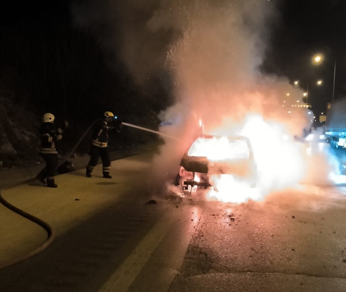 Mersin'in Tarsus ilçesinde seyir halindeyken alev alan otomobildeki yangın, itfaiye ekiplerince...