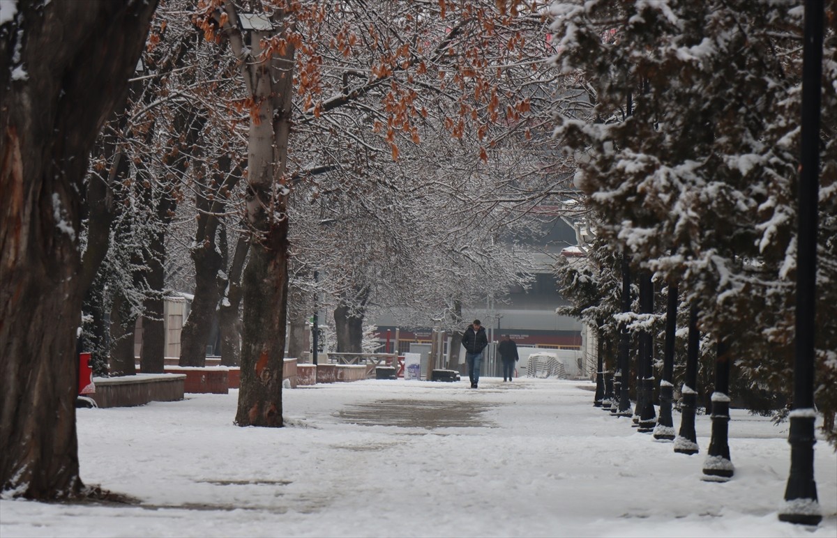 Meteorolojinin uyarısıyla kar beklenen Doğu Anadolu Bölgesi'nin bazı illerinde, yağış etkili...