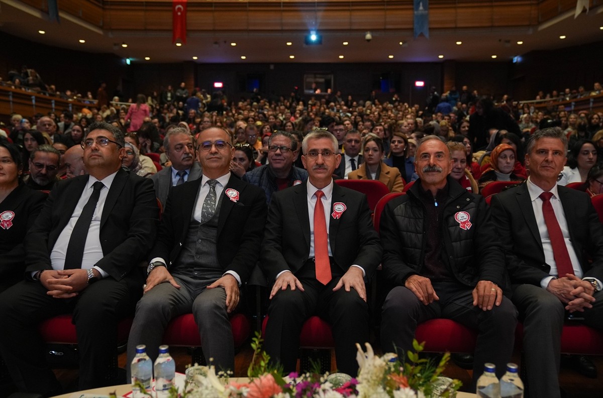 Milli Eğitim Bakan Yardımcısı Nazif Yılmaz, İzmir'in Konak ilçesindeki Ahmed Adnan Saygun Sanat...