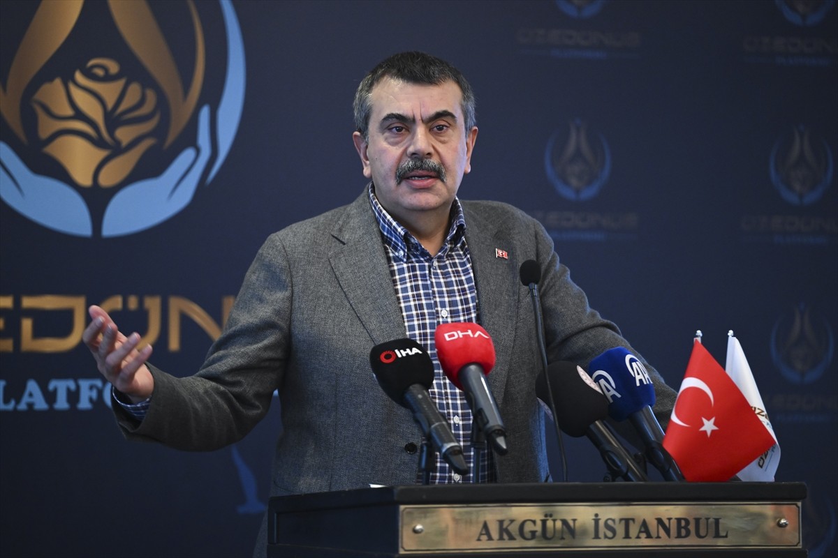 Milli Eğitim Bakanı Yusuf Tekin, Öze Dönüş Platformu tarafından İstanbul'da bir otelde düzenlenen...