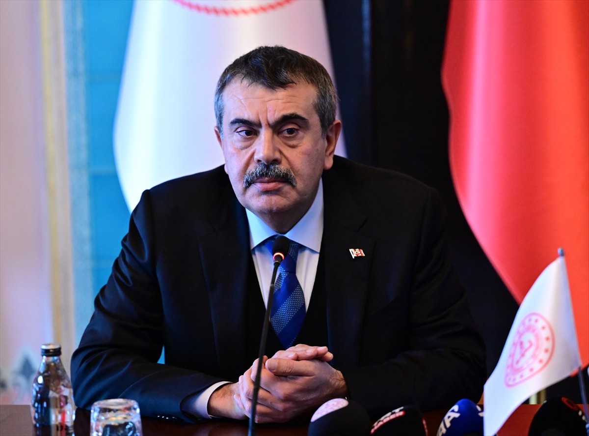 Milli Eğitim Bakanı Yusuf Tekin (solda) ile Yeşilay Cemiyeti Genel Başkanı Doç. Dr. Mehmet Dinç...