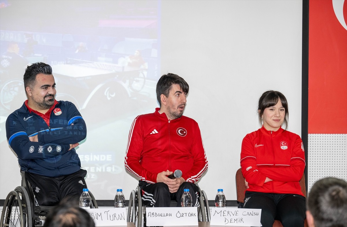 Milli para masa tenisçiler Abdullah Öztürk (sol 3), Nesim Turan (sol 2) ve Merve Cansu Demir (sağ...