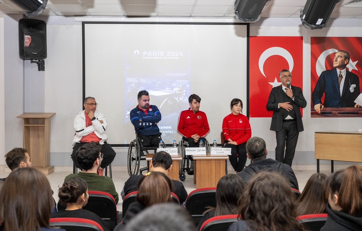 Milli para masa tenisçiler Abdullah Öztürk (sol 3), Nesim Turan (sol 2) ve Merve Cansu Demir (sağ...