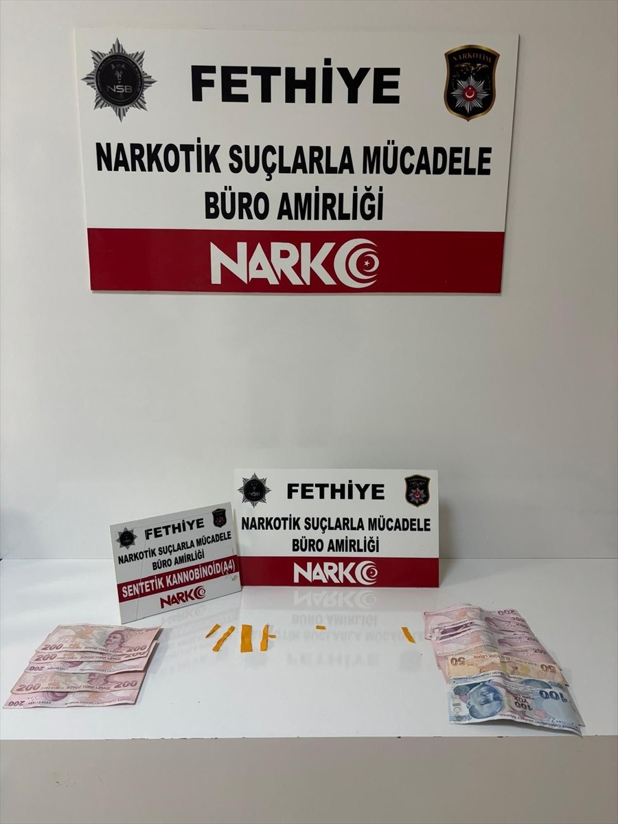 Muğla'da uyuşturucu ticareti yaptıkları iddiasıyla gözaltına alınan 9 şüpheliden 6’sı tutuklandı....