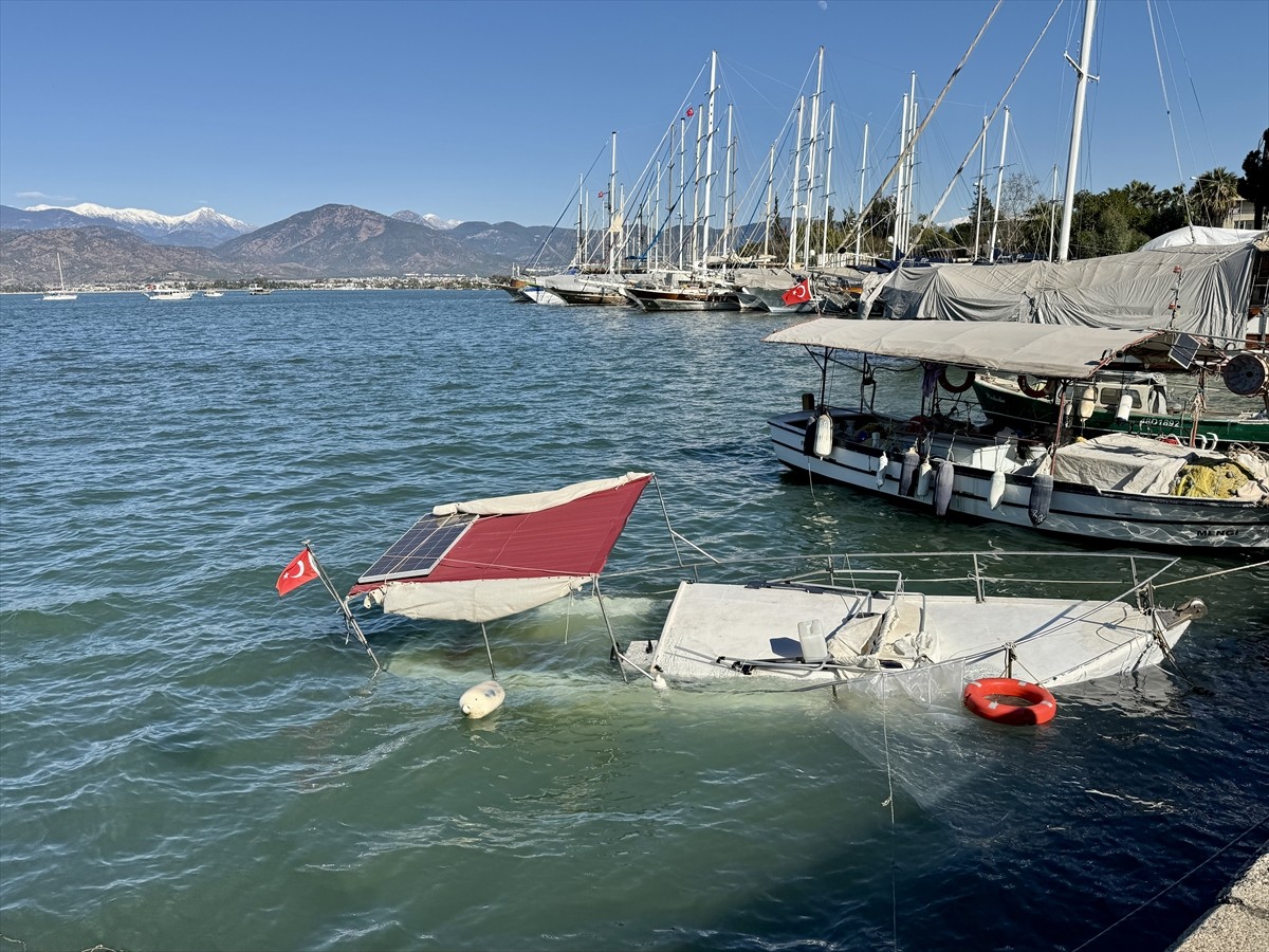 Muğla'nın Fethiye ilçesinde etkili olan kuvvetli rüzgar nedeniyle tekne battı. İlçede üç gündür...