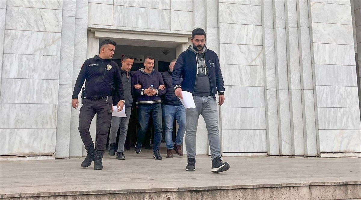 Muğla'nın Milas ilçesinde bir kişinin hayatını kaybettiği silahlı kavgaya ilişkin gözaltına alınan...