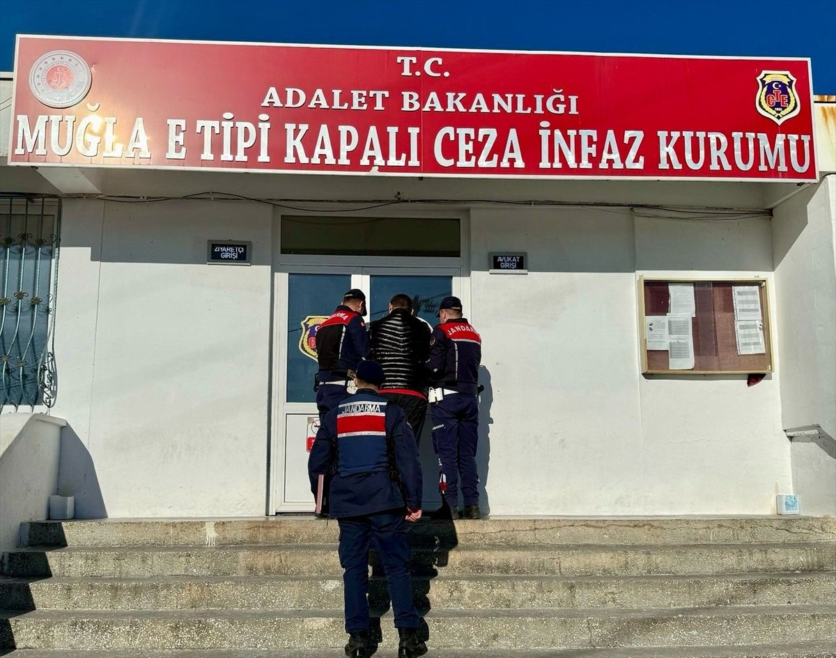 Muğla'nın Ula ilçesinde haklarında kesinleşmiş hapis cezaları bulunan 2 firari hükümlü yakalandı....