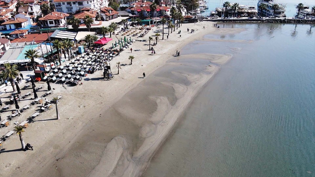 Muğla'nın Ula ilçesindeki Akyaka sahilinde deniz suyu kıyıdan yaklaşık 30 metre çekildi. "Sakin...