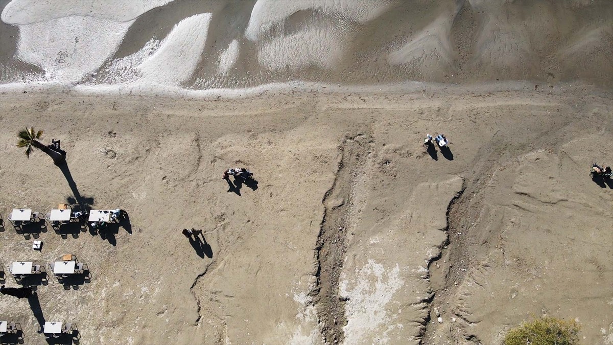 Muğla'nın Ula ilçesindeki Akyaka sahilinde deniz suyu kıyıdan yaklaşık 30 metre çekildi. "Sakin...