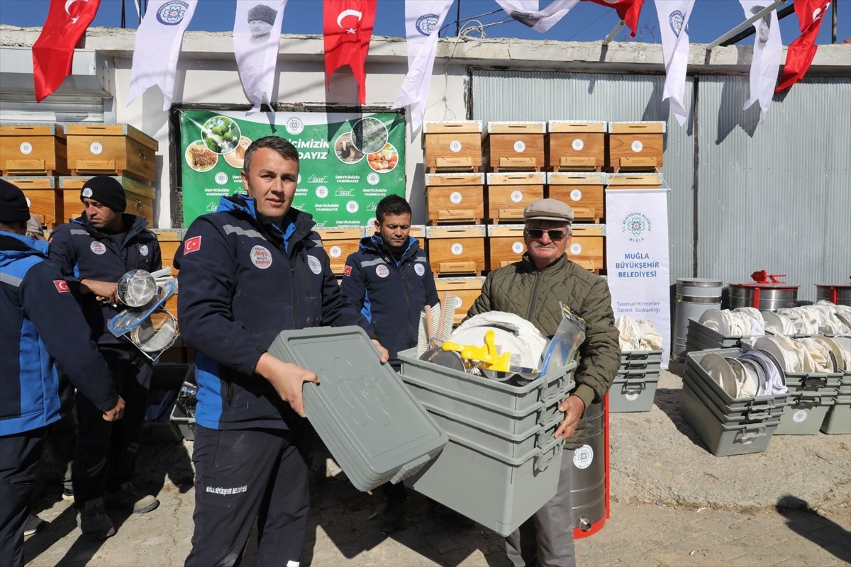 Muğla Büyükşehir Belediyesi, orman yangınlarından etkilenen arıcılara kovan, bal süzme makinesi...