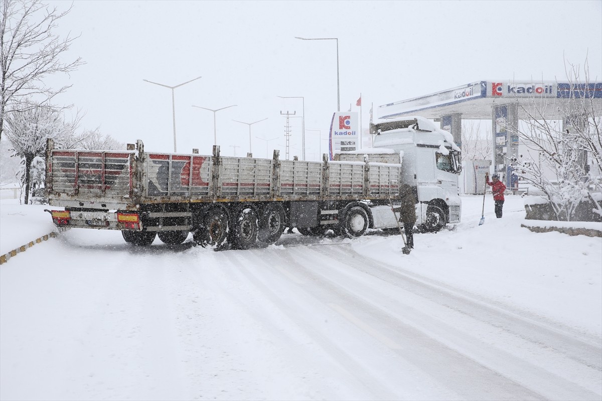 Muş'ta etkili olan kar yağışından dolayı Muş-Bingöl kara yolunun 45'inci kilometresindeki Gedik...
