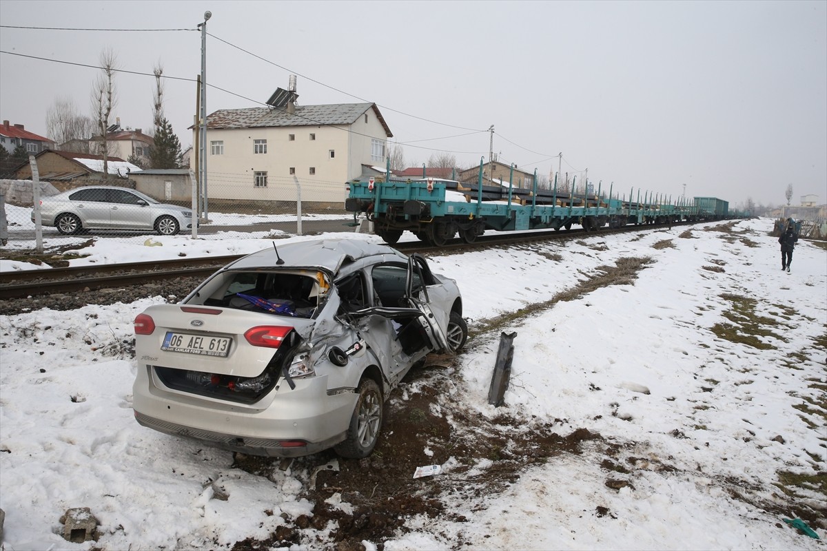 Muş'ta hemzemin geçitte yük treninin çarptığı otomobildeki sürücü yaralandı. İhbar üzerine kaza...