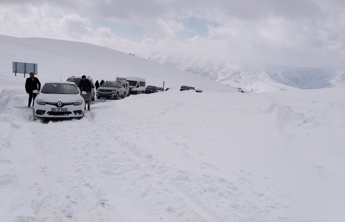  Muş'ta tipi nedeniyle kapanan yolda mahsur kalan 30 araçtaki vatandaşlar, karayolları ekiplerince...