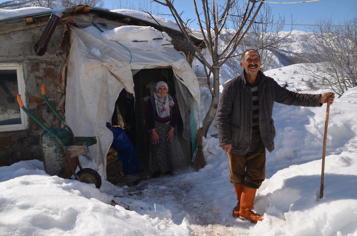 Muş'ta yolu kapanan mezrada erzak ve hayvanları için yem sıkıntısı yaşayan ailenin yardımına İl...