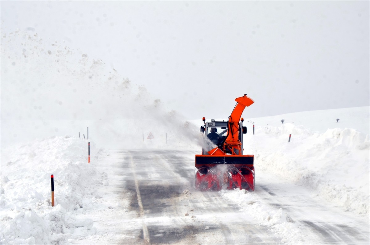 Muş'ta yüksek kesimlerde etkisini sürdüren kar nedeniyle ulaşımda aksaklıklar yaşandı. Karayolları...