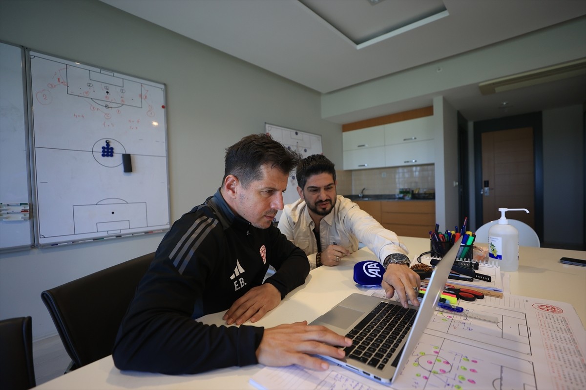 Onvo Antalyaspor Teknik Direktörü Emre Belözoğlu, Anadolu Ajansının (AA) gözünden 2024'e damga...