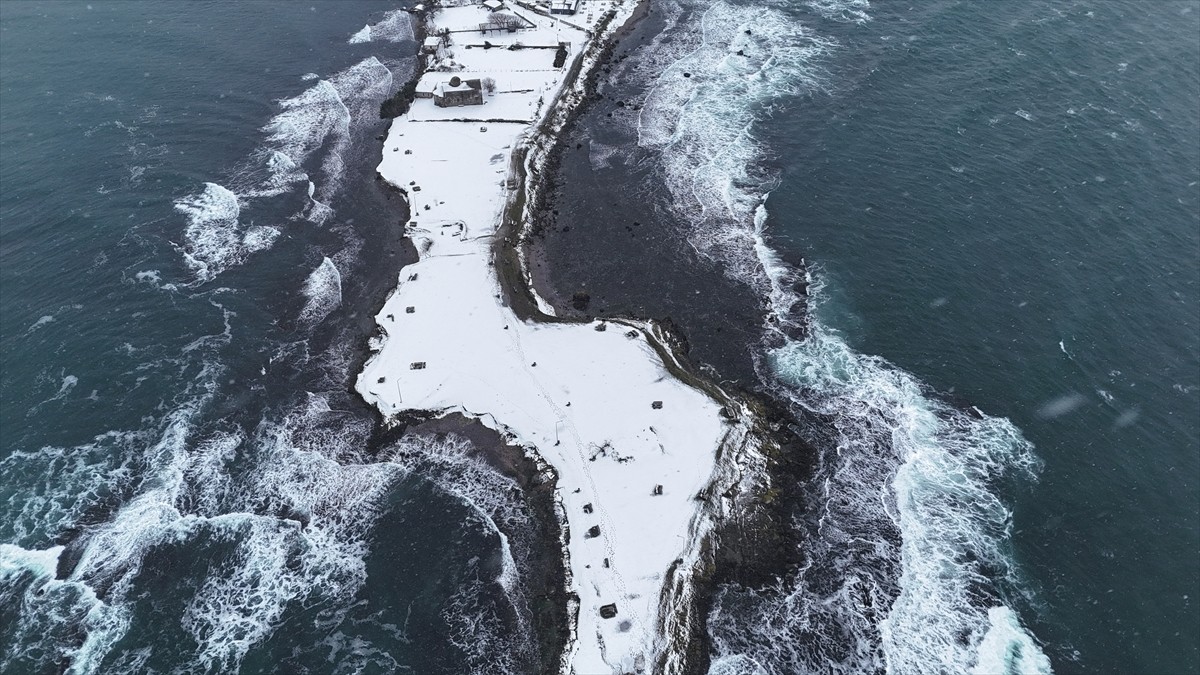 Ordu'da doğal güzelliğiyle öne çıkan Yason Burnu, kar yağışının ardından beyaza...