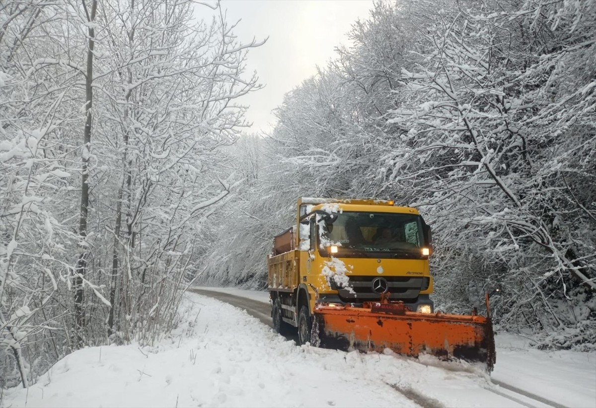 Ordu'da kar nedeniyle 123 köy yolu ulaşıma kapandı. 19 ilçede 615 personel, 324 araç ve iş...
