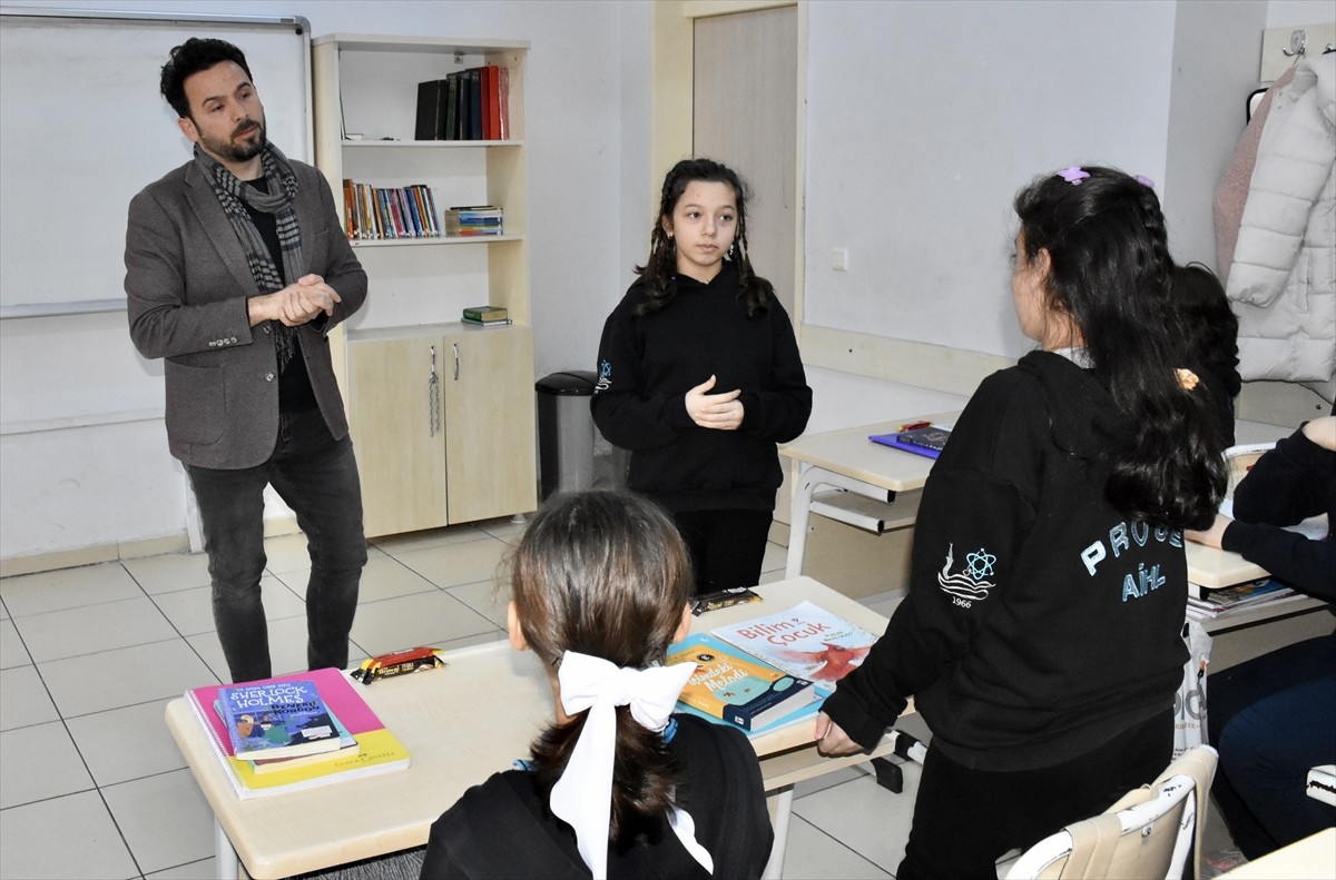 Ordu'da yaşayan Türkçe öğretmeni Murat Kömür'ün (fotoğrafta), öğrencilerinde okuma alışkanlığını...