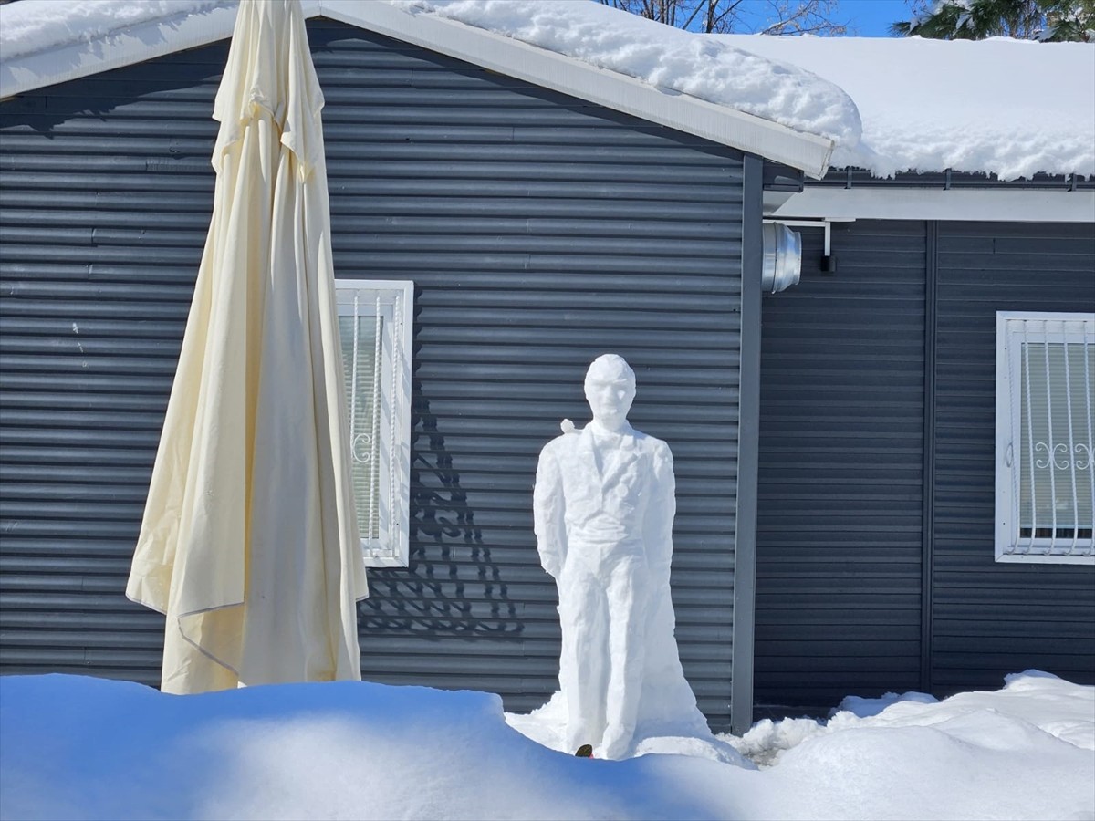 Ordu'nun Altınordu ilçesinde kardan Atatürk heykeli yapıldı.