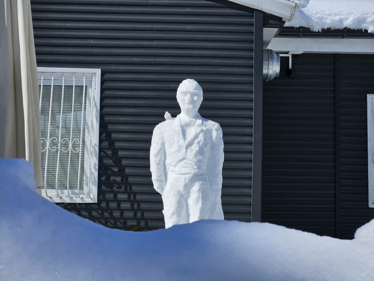 Ordu'nun Altınordu ilçesinde kardan Atatürk heykeli yapıldı.