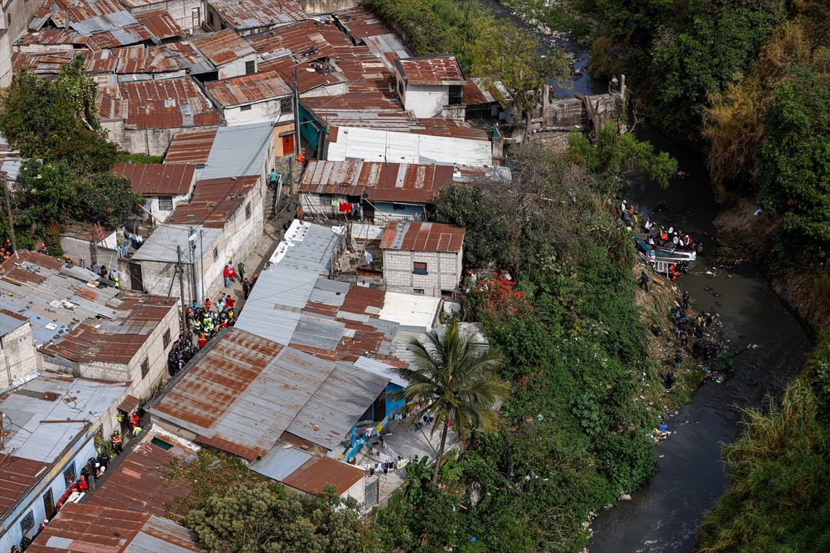 Orta Amerika ülkesi Guatemala'da San Agustin Acasaguastlan kasabasından yola çıkan otobüsün...
