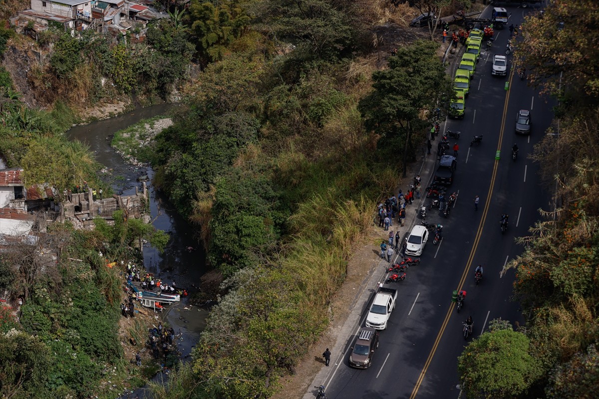 Orta Amerika ülkesi Guatemala'da San Agustin Acasaguastlan kasabasından yola çıkan otobüsün...