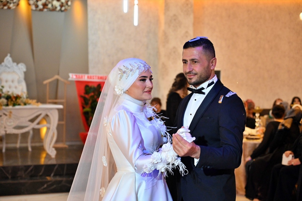 Osmaniye'nin Kadirli ilçesinde dünyaevine giren Yusuf ve Makbule Nur Dokuzoğlu çifti, 1960 model...