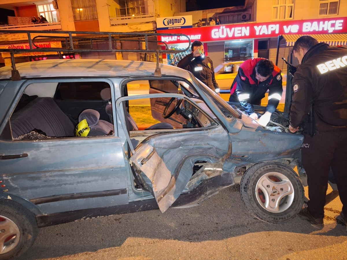 Osmaniye’nin Kadirli ilçesinde iki otomobilin çarpıştığı kazada yaralanan 2 sürücü, ambulanslarla...